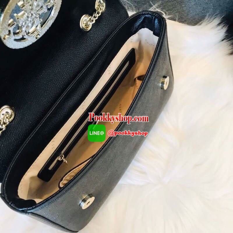 Guess Open Road Crossbody bag กระเป๋าสะพายข้างรุ่นใหม่ชนช้อปจากGuess สะพายได้ทั้งสายคู่และสายเดี่ยวในสไตล์ครอสบอดีร์ก็ได้ สายสะพายโซ่ต่อหนังไม่เจ็บบ่า วัสดุหนังsynthetic เปิดปิดด้วยกระดุมแม่เหล็ก2ตำแหน่ง ภายในใช้งานหลัก ช่องมือถือ และช่องซิป ใส่มินิไอแพค/