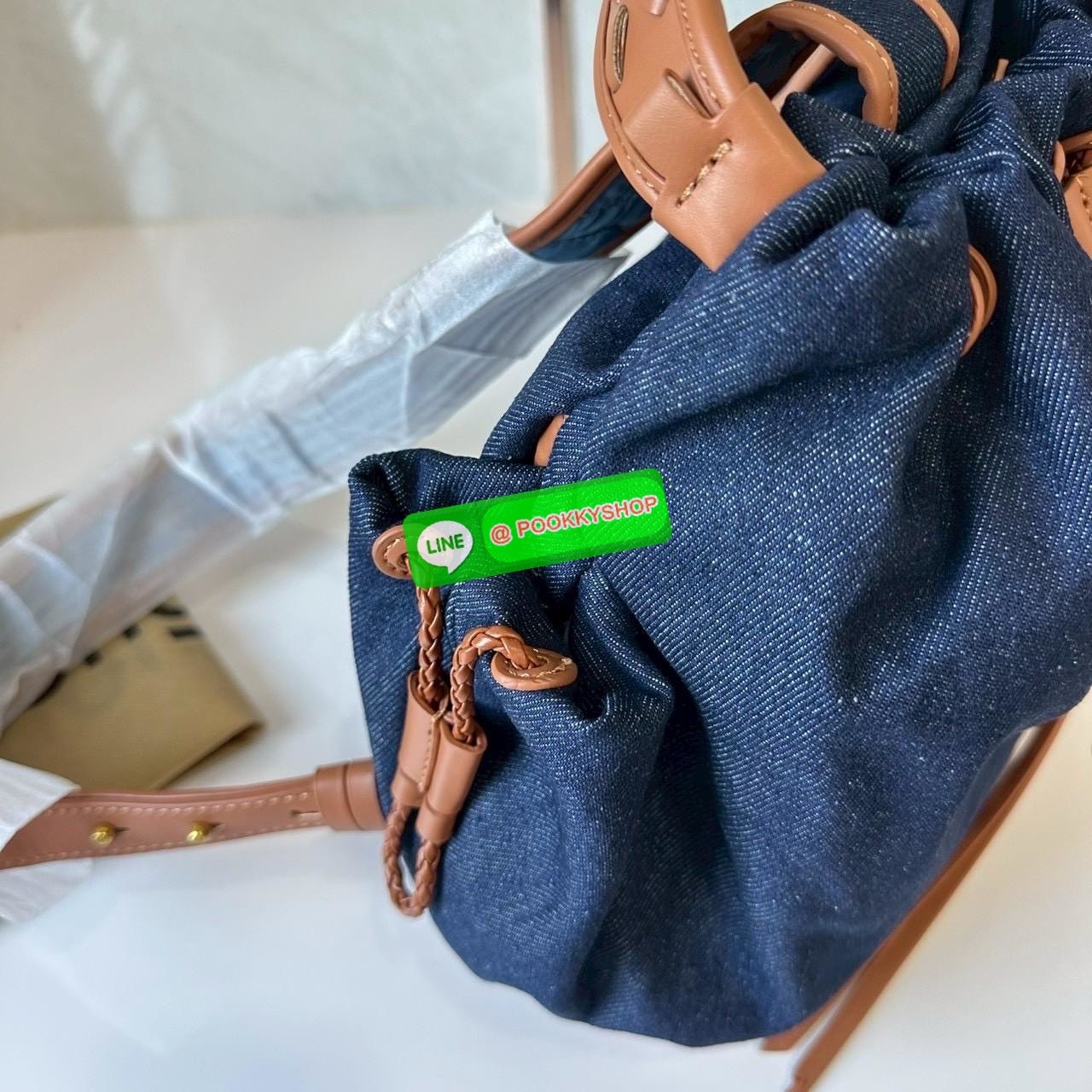 Songmont Series Backpack Female Small Capacity Songmont Drawstring Backpack กระเป๋าเป้สายรูดทรงชิคที่กำลังเป็นกระแสฮิตสุด ๆ เพราะดีไซน์เรียบเก๋ ใช้งานง่าย และแมทช์ได้หลายสไตล์ ดีไซน์ unisex ใช้ได้ทั้งผู้หญิงและผู้ชาย ดีไซน์: ทรงถุงสายรูด (Drawstring) ดูมิ