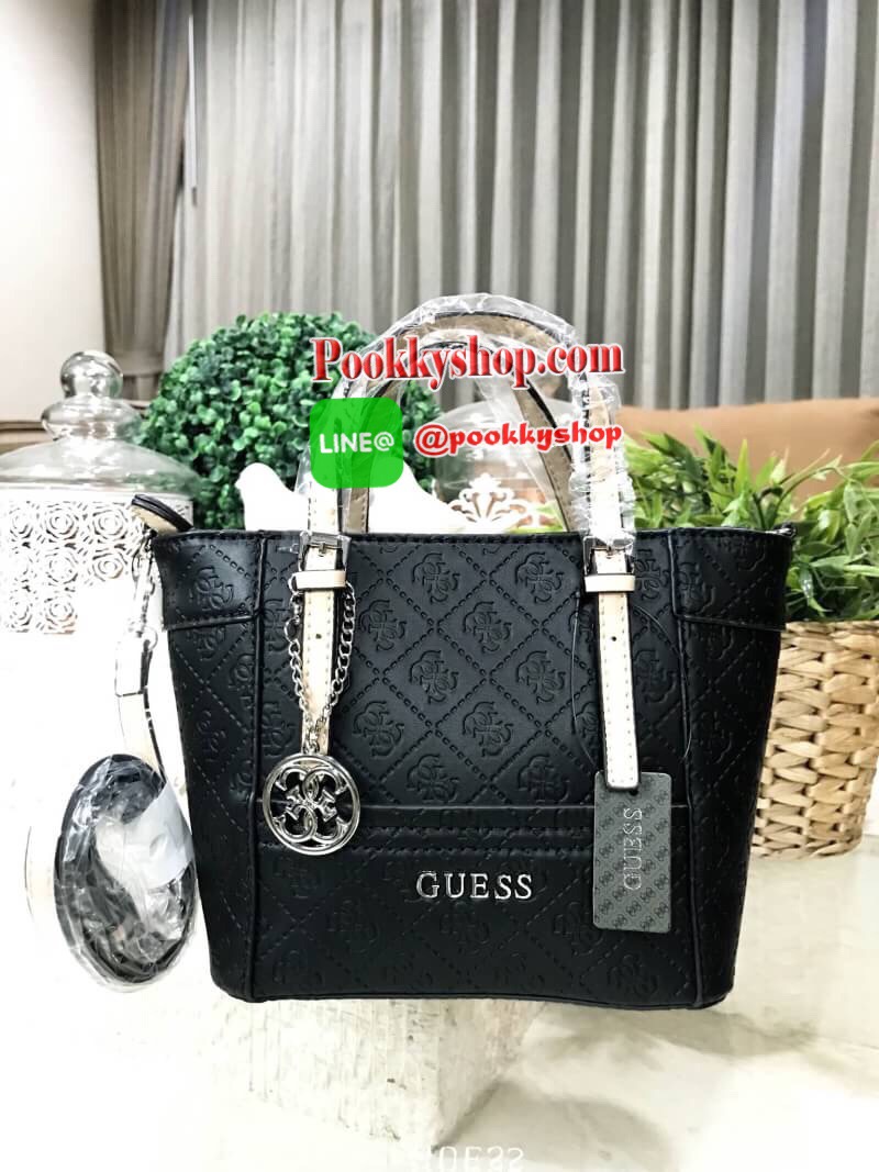 NEW ARRIVAL! GUESS DELANEY CROSS BODY BAG กระเป๋าถือหรือสะพายรุ่นที่ฮิตและขายดีที่สุดจาก GUESS FACTORY คอลเลคชั่นใหม่วัสดุหนังเรียบปั้มลาย GUESS Signature รอบใบสวยหรูอยู่ทรง ขนาดกำลังดี น้ำหนักเบา ด้านหน้าประดับโลโก้พร้อมพวงกุญแจโลโก้แบรนด์ห้อยที่หูหิ้วถอ