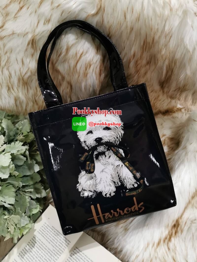 ลายนี้เข้าแล้วนะคะ! พร้อมส่งไอเท็มยอดนิยม! Harrods London Top-handle Shopping Bag กระเป๋า Shopping แบรนด์ดังจากอังกฤษรุ่นยอดนิยมวัสดุ PVC+Polyester 100% ของแท้เนื้อหนาอยู่ทรงกันน้ำ ขนาดกำลังดี น้ำหนักเบา เปิดปิดด้วยซิปสะดวกใช้หัวซิปปั้มโลโก้แบรนด์อะไหล่เง