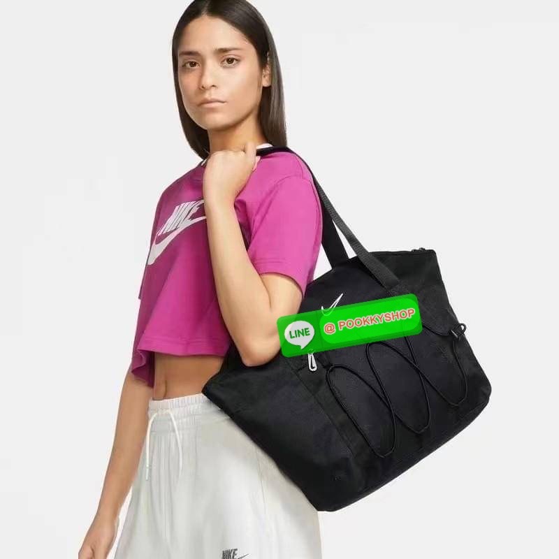 💕Nike One Women's Training Tote Bag กระเป๋าโท้ท Nike One เป็นทางออกของคุณในการใส่ทุกอย่างให้เข้ากับวันของคุณ ตั้งแต่ที่ทำงานหรือโรงเรียนไปจนถึงการออกกำลังกาย—ดีไซน์อเนกประสงค์มีทุกสิ่งที่คุณต้องการ ใส่แล็ปท็อป ขวดน้ำ และทุกสิ่งที่คุณต้องการใน