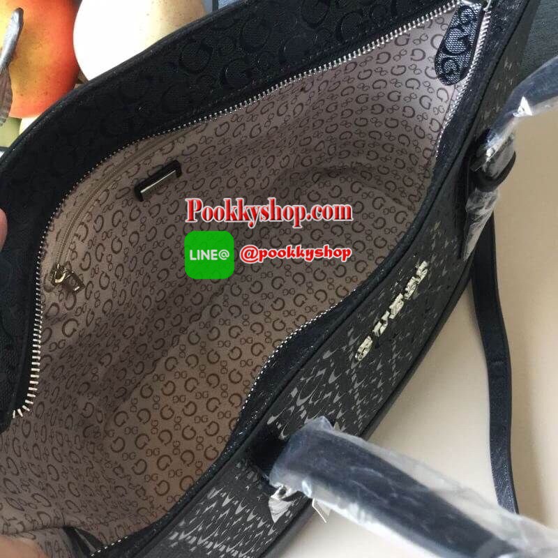 GUESS DELANEY TOTE BAG กระเป๋าทรง shopping วัสดุหนังแก้วเงาสวย น้ำหนักเบา ด้านหน้าประดับด้วยโลโก้แบรนด์สุดหรู เปิดปิดกระเป๋าด้วยซิปสะดวกใช้ ด้านในโล่งกว้าง มีช่องซิปและช่องเล็กสำหรับใส่ของ ซับในลายแบรนด์ รุ่นนี้มาพร้อมสายสะพายยาวปรับได้ ถอดได้ จะใช้แบบสะพ