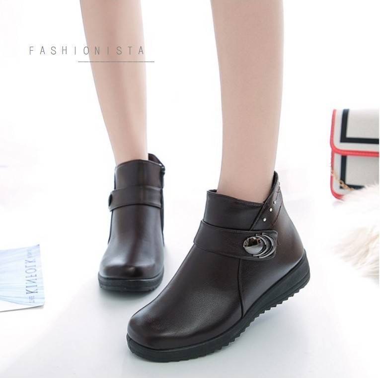 สินค้ามาใหม่พร้อมส่งค่ะ!! Item นุ่มๆอุ่นสบายถนอมเท้า รองเท้าบู้ทสั้นหุ้มข้อ วัสดุ pu คุณภาพดี เนื้อหนานุ่มมากสวยขึ้นทรง พื้น 3.5 c.m. มีซิปถอดใส่ง่าย เพิ่มดีเทลตกแต่งอะไหล่ด้านข้างสวยเก๋สะดุดตา ภายในรองเท้าบุขนนุ่มมากก พื้นรองเท้าเป็นยางพารายึดเกาะดีเยี่ย