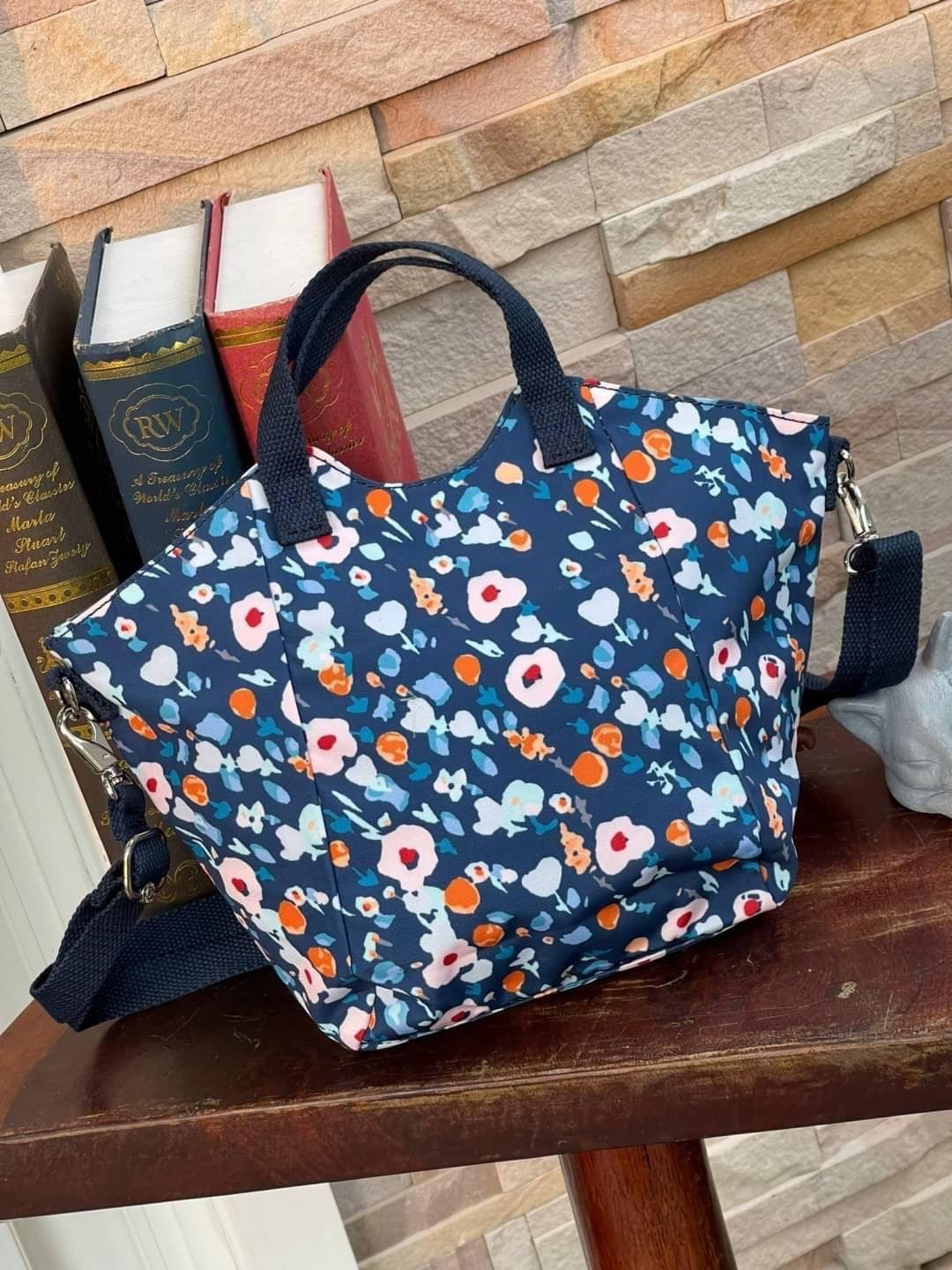 💕 Kipling Nori Small Cross-Body Bag อีกหนึ่งคอลเลคชั่นที่น่าสนใจ ขนาดกำลังพอดี น้ำหนักเบา เปิดปิดด้วยซิปเดียว ภายในใส่มินิไอแพค กระเป๋าสตางค์ หรือของใช้จุกจิกได้เยอะเพิ่มสายสะพายปรับสั้นยาวและถอดออกได้ ประดับด้วยพวงกุญแจลิงเป็นสัญลักษณ์ น่ารักใสๆอ