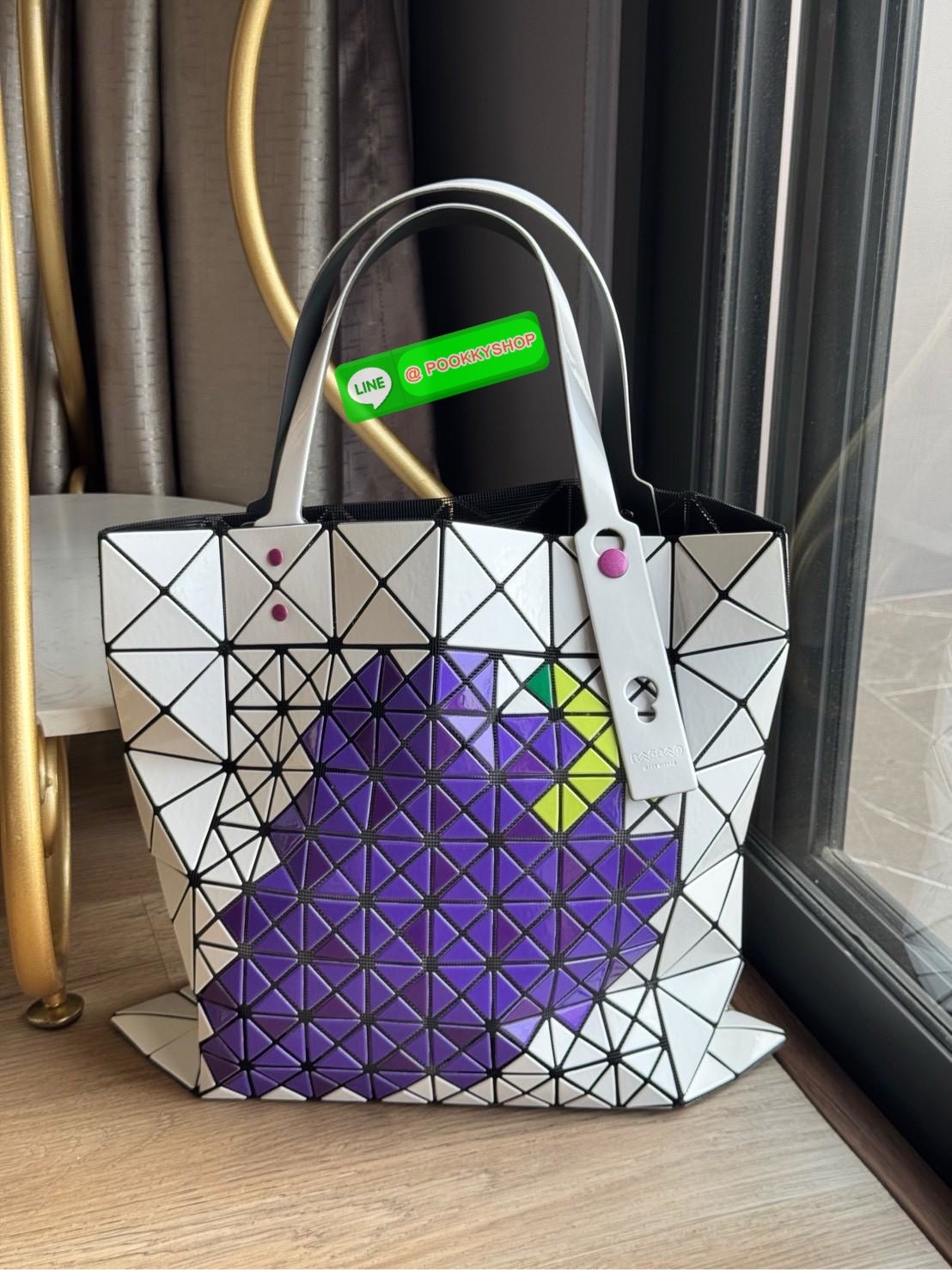 Baobao issey miyake Fruit กระเป๋าโท้ทซีรีย์รุ่นนี้มีลวดลายผลไม้น่ารัก ชิ้นส่วนตรงกลางถูกแทนที่ด้วยชิ้นส่วนต่างๆ ทําให้เกิดลวดลายดูมีมิติ เป็นขนาดที่เหมาะกับเอกสาร A4 และแล็ปท็อปขนาด 13 นิ้ว นอกจากนี้ยังมีกระเป๋าซิปด้านในที่สะดวกสําหรับจัดเก็บสิ่งของมีค่า