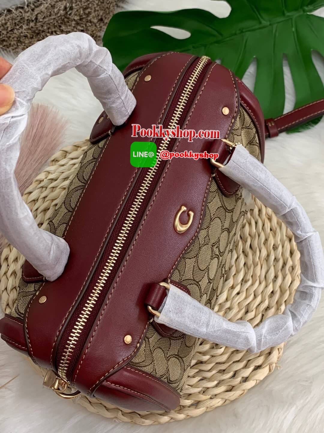 COACH IVIE BENNETT SATCHEL IN SIGNATURE JACQUARD BAG ✔️วัสดุผ้าJACQUARD +pvc ✔️ป้ายห้อยเป็นโลหะแบรนด์ ✔️เปิดปิดกระเป๋าแบบซิป ภายในใส่กระเป๋าสตางค์ใบยาวได้ ของอื่นๆจุค่ะรุ่นนี้ ✔️สายสะพายถอดออกได้ เลื่อนปรับระดับได้นะคะ