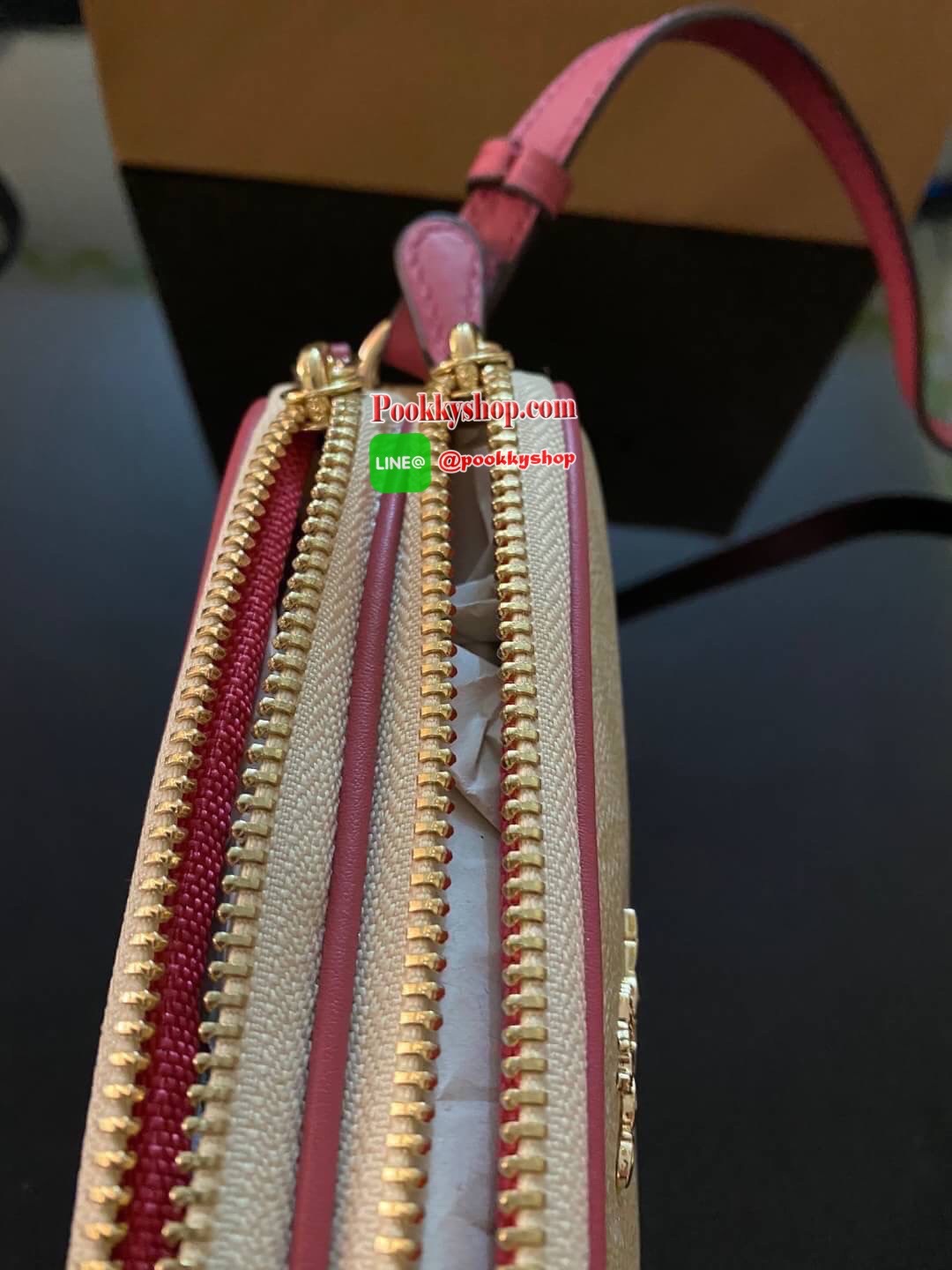 กระเป๋าสะพาย COACH เปิด - ปิดกระเป๋าด้วยซิป มีช่องใส่ของ 2 ช่องใหญ่ ด้านในมีช่องใส่ของ 1 ช่อง