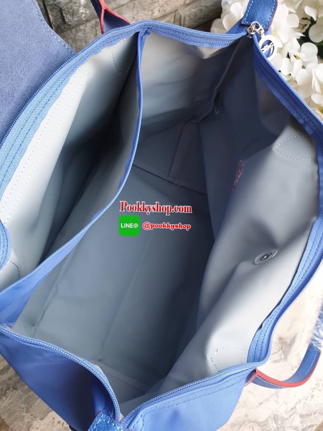 Longchamp Le Pliage Club Tote Bag Size L หูยาว วัสดุเนื้อผ้า Nylon Canvas เคลือบกันนำ้ ตัดด้วยหนังแท้ที่มีน้ำหนักเบา ดีไซน์เรียบง่ายแต่เต็มไปด้วยความคลาสสิก จนเป็นที่ชื่นชอบไปทั่วโลก Longchamp ปรับโฉม LE PLIAGE ด้วยการปักลายรูปม้า-ตราสัญลักษณ์ของแบรนด์บนผ