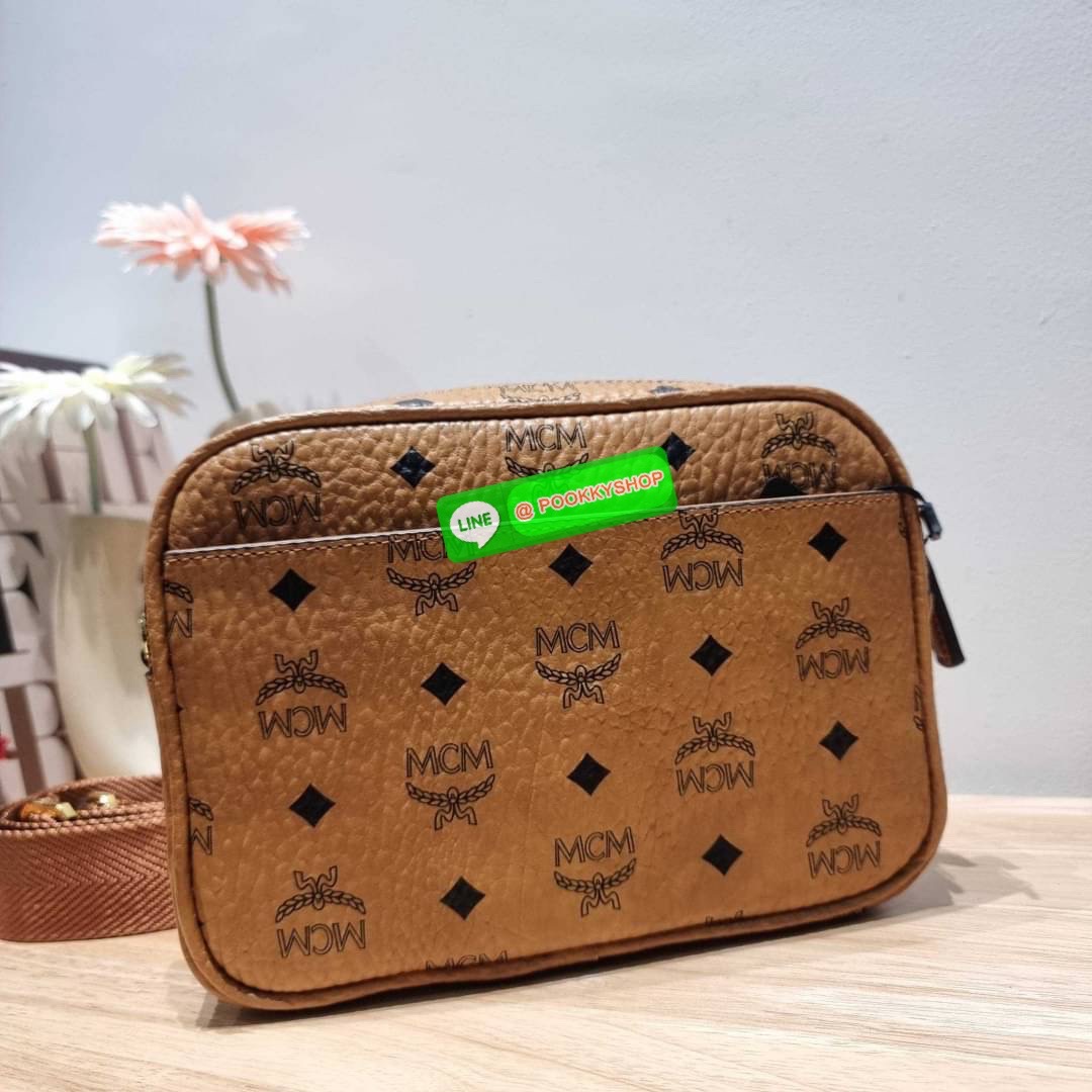 MCM KLASSIK CROSSBODY IN GEO LAUREL คอลเลคชั่นใหม่ที่เพิ่มความสไตลิชให้กับกระเป๋า ด้วยโลโก้จีโอลอเรล โดดเด่นสวยคม กระเป๋าสะพายข้างทรงคลาสสิค ขายดี วัสดุหนังแคนวาสคุณภาพ มีช่องหลัก 2 ช่อง เปิด-ปิดด้วยซิป ด้านหลังมีช่องย่อยอีกหนึ่ง ภายในโล่งกว้าง ใส่กระเป๋า