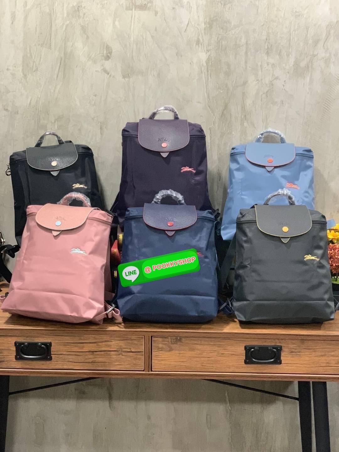 💕Longchamp LE PLIAGE Club Backpack พบกับอีกหนึ่งสไตล์ของLongchamp ที่เป็นรุ่นยอดนิยมอีกรุ่น สำหรับสาวแฟชั่นหัวทันสมัย เติมความพิเศษให้กับลุคด้วย ยังมีสีให้เลือกเยอะเรียกได้ว่าชอบสีโทนไหน ชอบแต่งตัวสไตล์ไหนก็เอาไปแมทช์กันได้เลย เป็นกระเป๋าเป้ในไม่ก