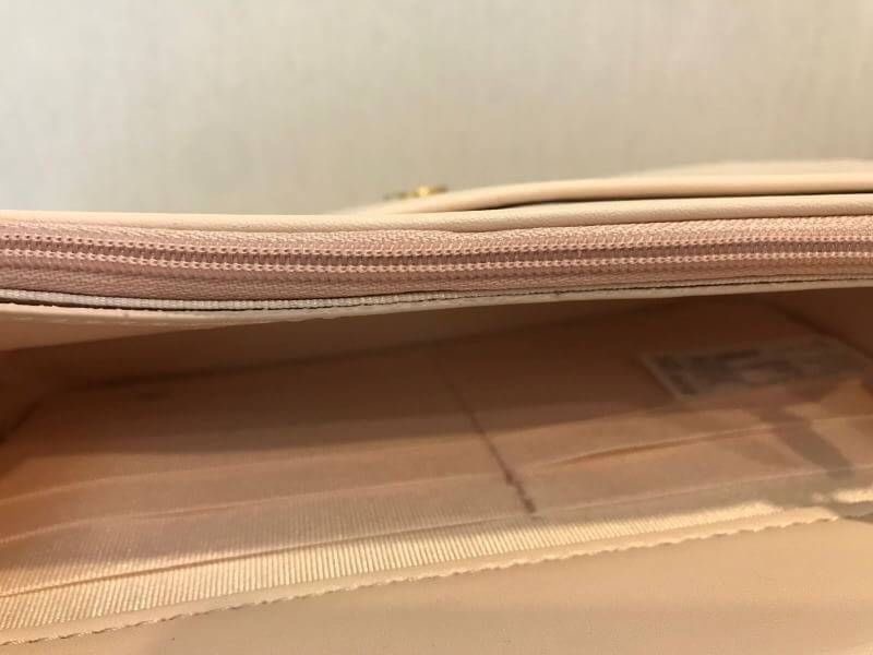 Charles&Keith Chain Rimmed Clutch กระเป๋าสะพายรุ่นใหม่!!ทรงcrossbodyหรือถอดสายถือเป็นทรงคลัชท์ได้ มีดีเทลโซ่ร้อยหนังรอบใบ เปิดปิดด้วยกระดุมแม่เหล็กใช้งานง่าย ภายในมีช่องซิป ช่องเสียบบัตรและช่องใหญ่ใส่ตระกูลพลัสได้ แยกเป็นสัดส่วน มาพร้อมสายสะพายแบบโซ่ต่อหน