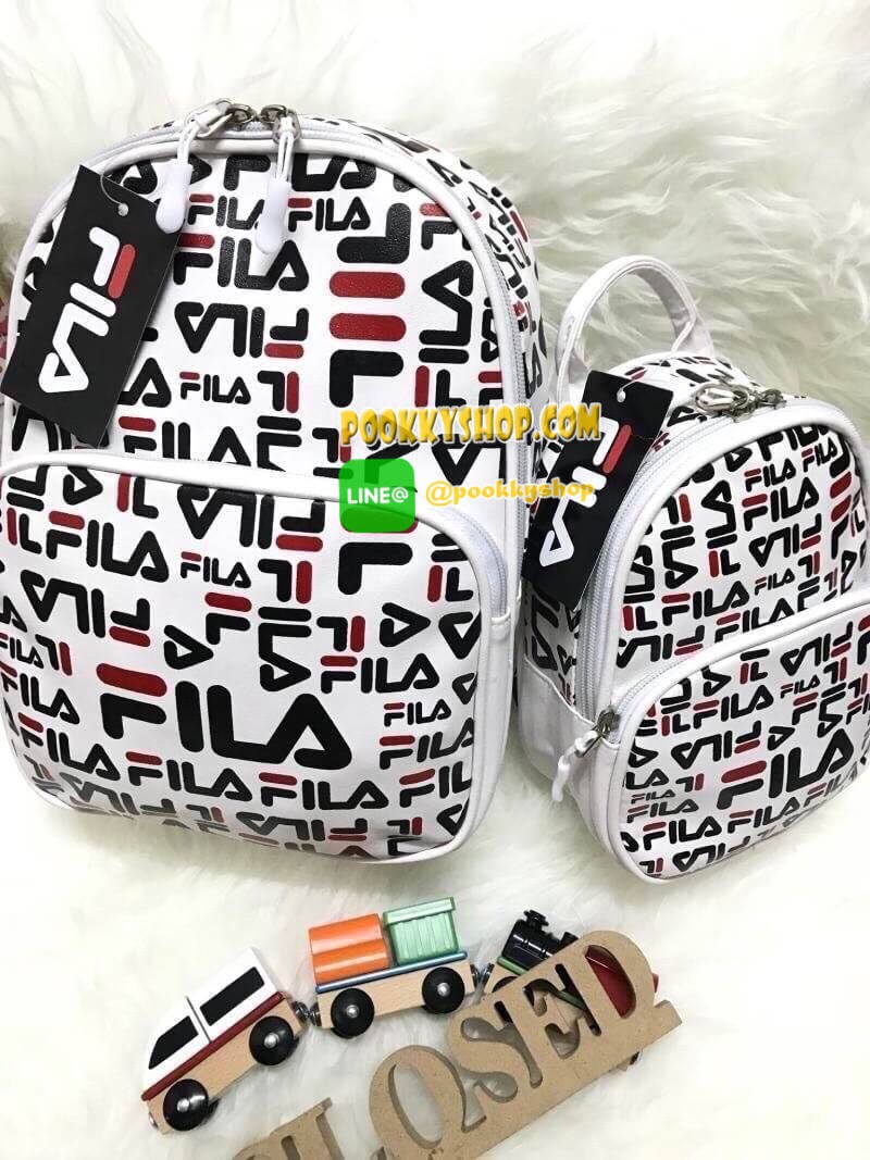 Fila mini Backpack กระเป๋าเป้สะพายหนัง ขนาดมินิ ที่สามารถเป็นได้ทั้งทรงถือ / สะพายเป็นเป้หรือไหล่และคาดอกได้ สี่สไตล์ สกรีนโลโก้แบรนด์ครึ่งใบ ด้านหน้ามีซิปใส่ของจุกจิกได้ ช่องใหญ่เปิดปิดด้วยซิปคู่ ภายในมีช่องเล็กอีก1ช่อง มาพร้อมสายสะพาย2เส้นปรับได้ฟรีไซส์