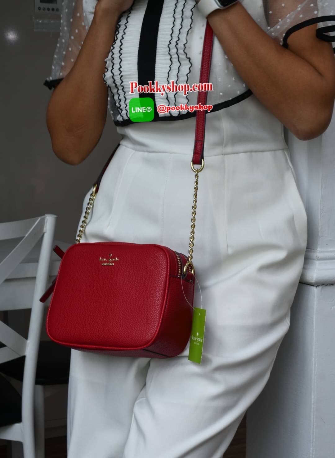 Kate spade New York mini shoulder bag กระเป๋าถือหรือสะพายหนังนิ่ม สวยอยู่ทรง ด้านหน้าประดับโลโก้แบรนด์ อะไหล่ทองหรูหรา น้ำหนักเบา ภายนอก มี2ช่องซิป แยกเป็นสัดส่วน ภายในมีช่องซิป 1 ช่อง และช่องใส่ของจุกจิก 1ช่อง จุของได้เยอะ สายสะพายปรับระดับได้ สะพายข้างห