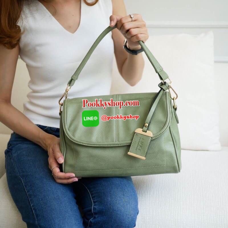 LUXE อีกหนึ่งรุ่นที่ขายดีมากๆ กับช่องการใช้งานที่รับรองว่าถูกใจค่ะ Regular city bag มาพร้อมสายสะพาย 2 เส้น สายสั้นบุนุ่มไหล่ สะพายแล้วไม่ปวด สายยาวปรับระดับได้ มาพร้อมช่องใช้งานที่จัดระเบียบของอย่างดี หนังเป็นทรงตั้งได้