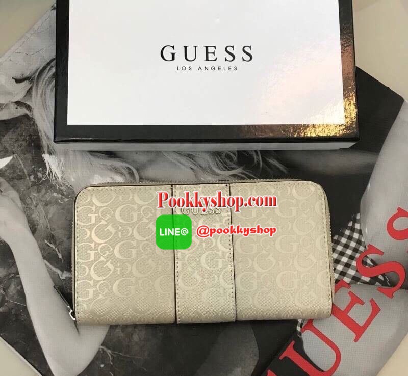 Guess wallet กระเป๋าสตางค์ใบยาว วัสดุหนังแก้วเงาสวย ด้านหน้าตกแต่งด้วยโลโก้แบรนด์สวยโดดเด่น ด้านในมีช่องใส่บัตรหลายช่อง มีช่องกลางใส่เหรียญ เปิดปิดกระเป๋าแบบซิปรอบสะดวกใช้ น้ำหนักเบา ซับในลายแบรนด์ ราคาสุดคุ้มห้ามพลาดค่ะ (พร้อมกล่อง+การ์ด)