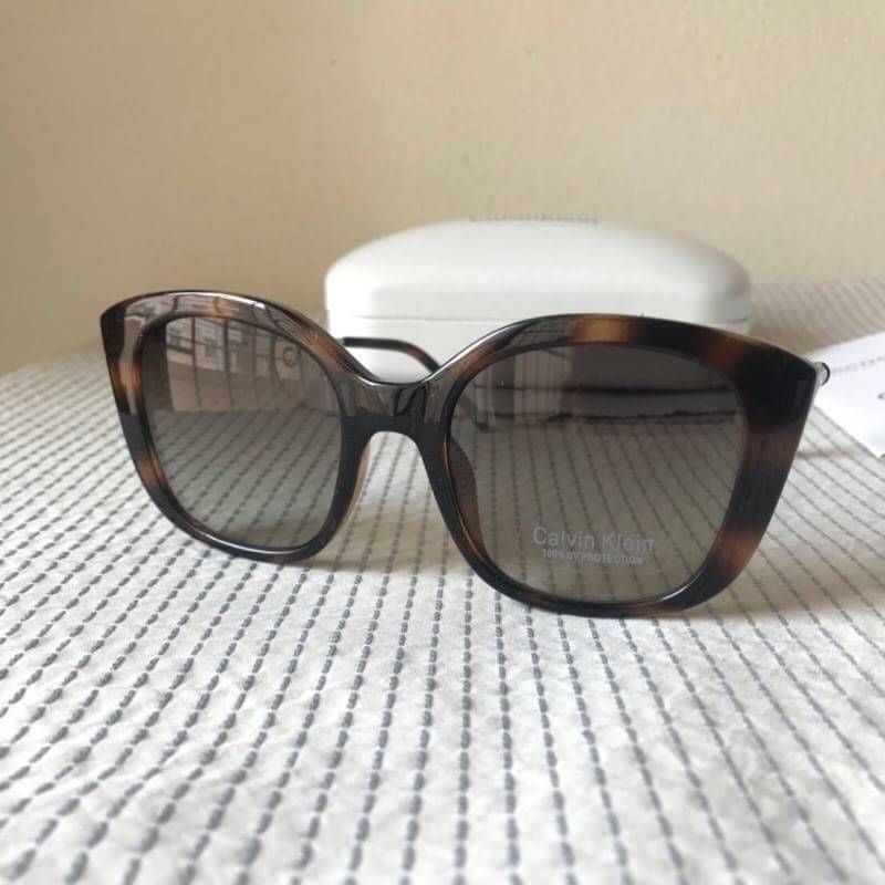 Calvin Klein CK3200S สวยมากๆ อุปกรณ์กล่องและผ้าเช็ดแว่น