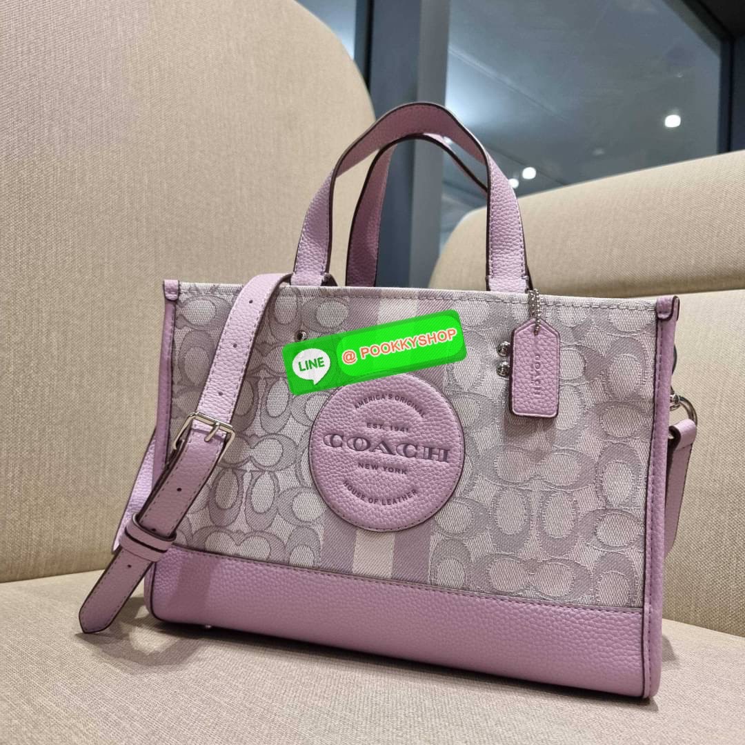 COACH C8448 DEMPSEY CARRYALL IN SIGNATURE JACQUARD WITH PATCH ใบใหญ่ จุใจ คอลเลคชั่นสุดปัง สีที่สาวๆรอคอย ละมุนเกินเบอร์ สวยคม มีความหรูในตัว กับกระเป๋าทรงโท้ท ไซส์ใหญ่ที่สามารถจุของได้แบบไม่ต้องกังวล ฟังก์ชั่นการใช้งานสะดวกที่สุด มีทั้งสายคล้องในตัว และส