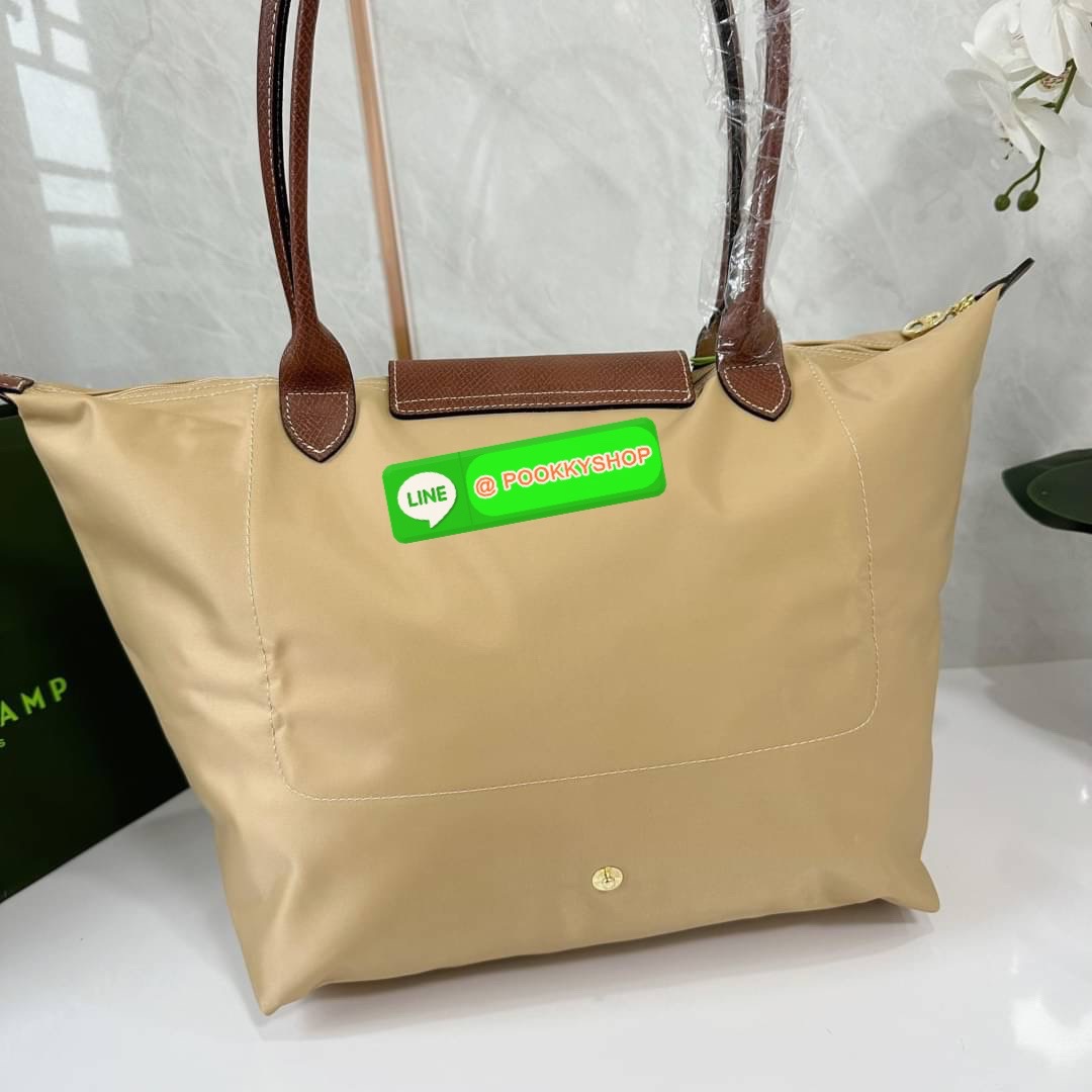 LONHGCHAMP LE PLIAGE ORIGINAL L TOTE BAG 🔖กระเป๋าสะพายไหล่ Le pliage ใบใหญ่ เรียบง่ายจุของได้เยอะ สามารถเก็บเอกสารหรือแล็ปท็อปได้คะ 🔖วัสดุ:ไนลอนเคลือบ 🔖เปิด-ปิดด้วยซิป ภายในกว้าง มีช่องลับแยกคะ 🔖สามารถพับเก็บได้พกพาสะดวกคะ