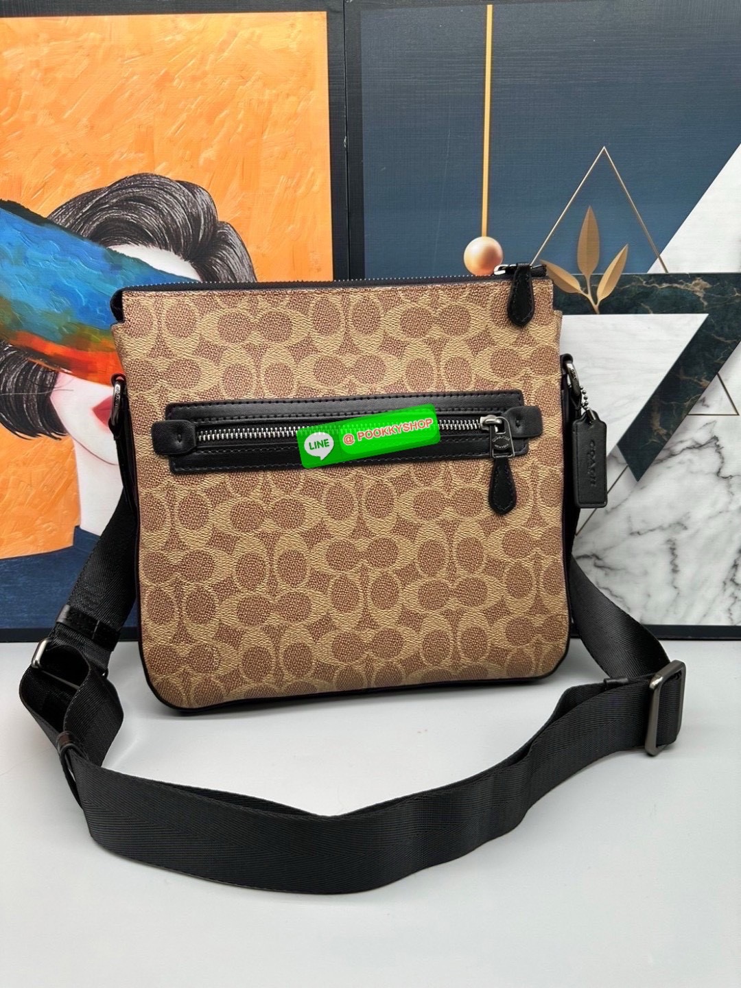 🎒 Coach CR747 – Houston Flight Bag in Signature Canvas เท่ เนี้ยบ พร้อมลุยในทุกวัน กับทรง Messenger ที่ใช้งานง่ายที่สุด 🖤 รุ่นนี้เท่มาก! สะพายแล้วหล่อขึ้นอีก 3 ระดับ Coach CR747 – Houston Flight Bag รุ่นขายดีสาย Messenger สะพายข้างได้พอดีต