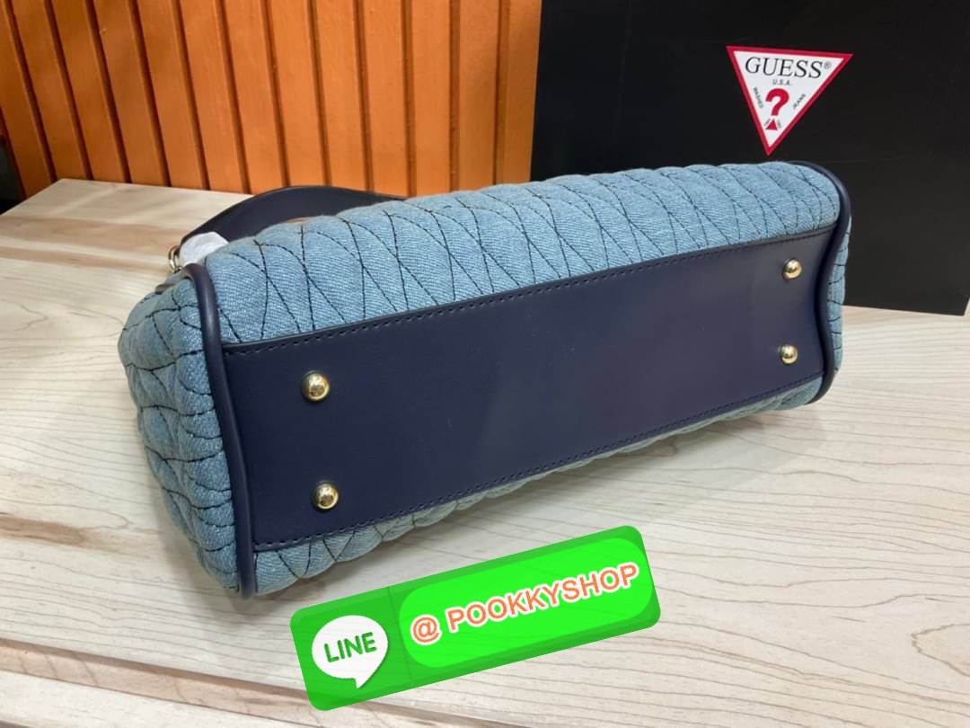 Guess Brinkley Society Satchel Bag กระเป๋าถือหรือสะพาย ขนาดกำลังดี วัสดุ Denim และ Pu หนังนิ่ม ผ้านุ่มมาก สวยอยู่ทรง มาพร้อมพวงกุญแจน่ารักๆ ถอดออกได้ ด้านหน้าประดับโลโก้แบรนด์ เปิดปิดด้วยซิป มี 2 ช่องหลักใช้งาน ภายในช่องซิปหน้าแยกเป็นสัดส่วนการใช้งาน ซิปช