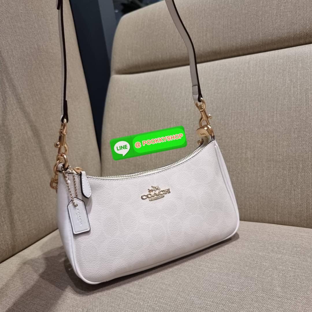 COACH CA548 TERI SHOULDER BAG IN SIGNATURE CANVAS คอลเลคชั่นใหม่ล่าสุด ที่สาวๆรอคอย กระเป๋าสะพายไหล่กึ่งทรงพอช พร้อมเสิร์ฟความสวยถึงบ้านไปเลยก่อนใคร แบบไม่ต้องพรีฯ ด้วยดีไซน์คลาสสิคที่แอบแฝงความเรียบหรู มาพร้อมสายสะพาย 2 เส้น เป็นสายโซ่คล้องแขนและสายสะพาย