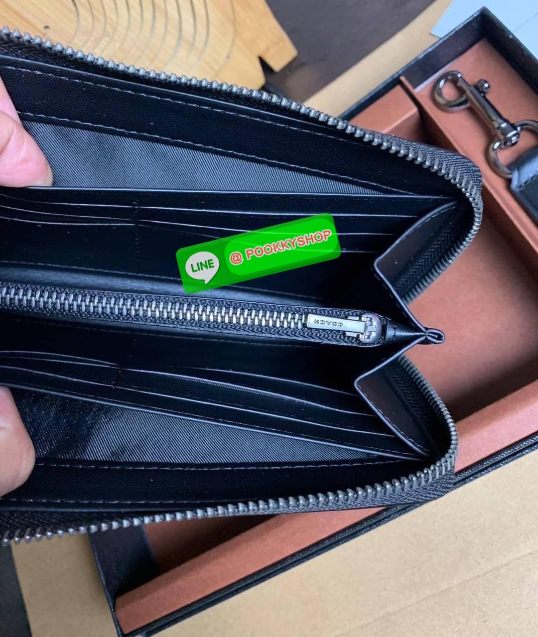 COACH ACCORDION ZIP WALLET IN SIGNATURE CANVAS กระเป๋าสตางค์ใบยาว ซิปรอบ ใช้งานง่าย ด้วยฟังค์ชั้น ด้านใน ใส่บัตรได้จุใจ มีช่องซิปใส่เหรียญตรงกลาง โดนใจหลายๆคนไปเรียบร้อยและคลาสสิค เรียบหรูดูแพงตลอดกาล ยกให้รุ่นนี้เลย