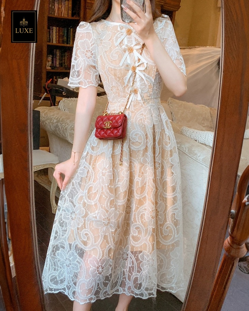 เดรสแฟชั่น เดรสเสื้อคอกลมแขนสั้น กระโปรงจับจีบทรงเอ เสื้อแต่งด้วยริบบิ้นและดอกไม้ลูกปัดสีทอง