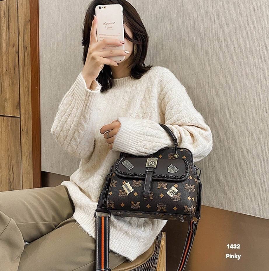 พร้อมส่ง กระเป๋าสะพาย 1422 งานนำเข้าสุดชิค หนัง pu เกรดดีเยี่ยม. มีสายให้ 2 สาย. ขนาดกำลังดี จุของได้เยอะ ด้านหน้าแต่งเก๋งานสวยอยู่ทรง มาน้อยรีบจับจอง