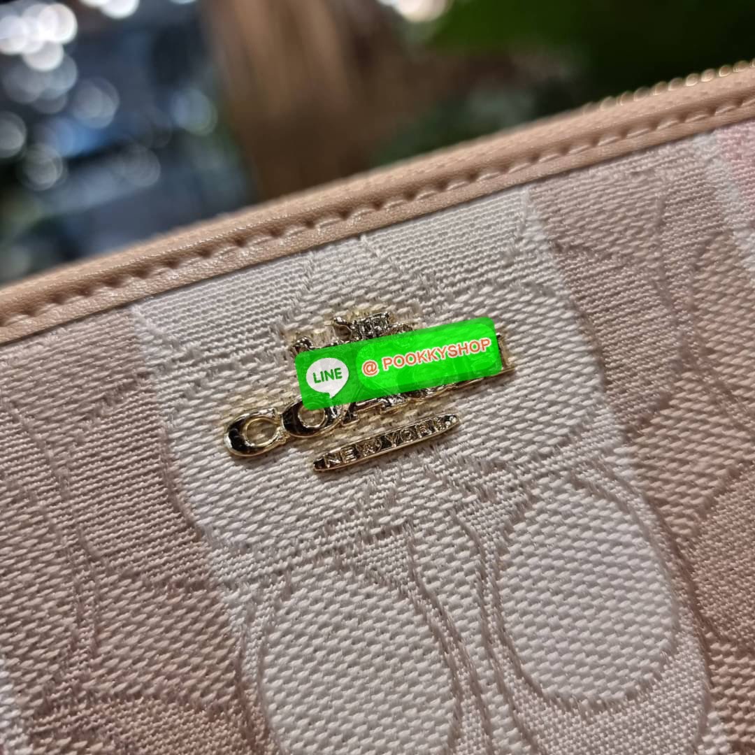 COACH C8313 LONG ZIP AROUND WALLET WITH SIGNATURE JACQUARD WITH STRIPES พร้อมเสิร์ฟความเลิศหรู ใหม่ล่าสุด กระเป๋าสตางค์ใบยาวกึ่งคล้องมือ ดีไซน์ผู้ดี๊ผู้ดี รุ่นขายดี ถือใช้คือขับผิวสุด!! วัสดุผ้า jacquard ลวดลายดูแพง มาพร้อมสายคล้องมือ ถอดออกได้ ภายในใส่บั