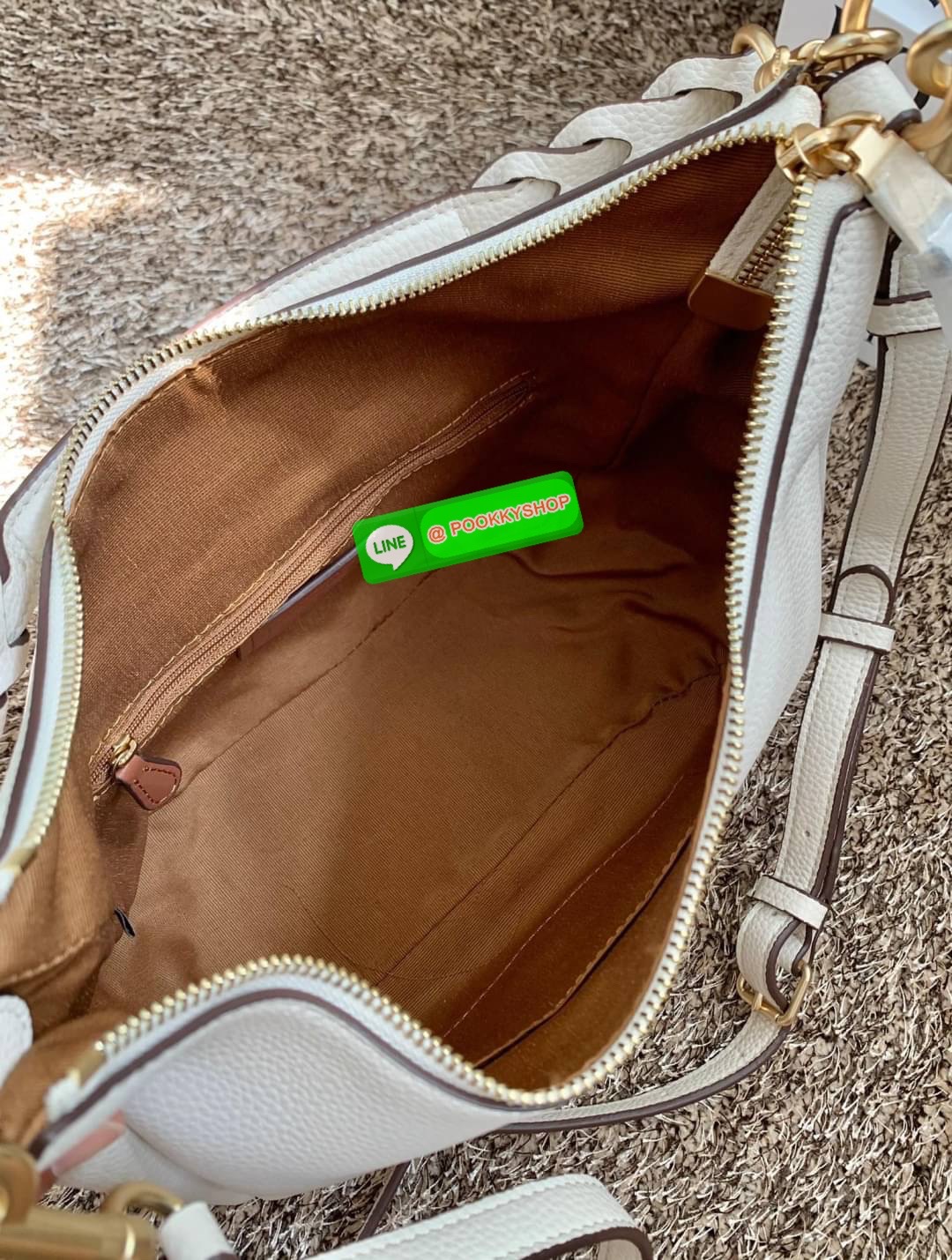 COACH JULES HOBO BAG ((C9189//9190)) 🌍พร้อมส่งที่ไทย! ต้องบอกก่อนว่าหนังรุ่นนี้อย่างดี นิ่มมากๆ สัมผัสแล้วรู้สึกละมุน กับกระเป๋าใบใหญ่ ทรงสวย เปิดปิดกระเป๋าแบบซิปมีหนังห้อยเพิ่มความเก๋ตรงหัวซิปค่ะ ภายในกระเป๋ากว้างมาก ใส่สัมภาระได้ครบครัน หายห่วงเ