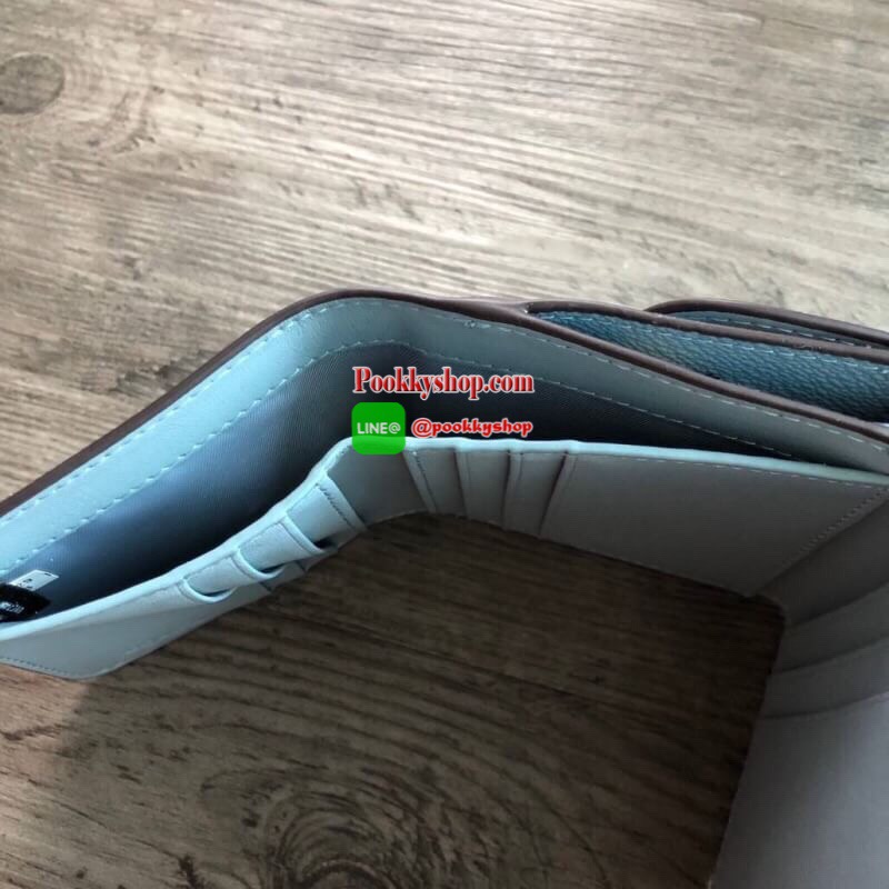 COACH Small Wallet in Floral Print Coated Canvas กระเป๋าสตางค์ใบสั้น สามารถใช่งานได้ทั้งด้านหน้าและด้านหลัง ด้านหน้าเปิด - ปิดด้วยกระดุม ภายในมีช่องใส่บัตรและธนบัตร ด้านหลังเปิด - ปิดด้วยกระดุม มีช่องสำหรับใส่เหรียญ