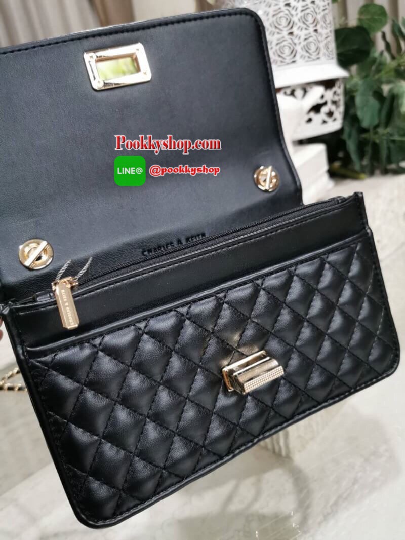 พร้อมส่ง! BEST SELLER! CHARLES & KIETH MINI CLUTCH BAG กระเป๋าสะพายทรงคลัชรุ่นยอดนิยมดีไซน์คลาสสิควัสดุหนังนิ่มลายตารางสวยอยู่ทรงขนาดมินิสไตล์ Chanel เปิดปิดด้วยตัวล๊อคแบบบิดอะไหล่ทอง ด้านหลังประดับโลโก้แบรนด์สวยดูดี มาพร้อมสายสะพายโซ่ร้อยหนัง Crossbody ไ