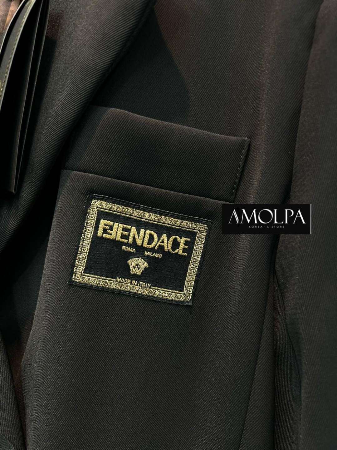 พร้อมส่ง!!! มาต่อที่ สูท BLAZER งาน FENDIxVERSACE BLAZER ผ้านางดีเริ่ดดด ซับในอย่างดี ใส่แล้วต๊าซมาก สวยหรู ไฮโซ อย่าลืมจัด นะคะ งานดีมากกก ผ้าหนักกคุ้มราคาสุดๆ !! !! งานสวยงานดีต้องแบรนด์AMOLPA เท่านั้น !!