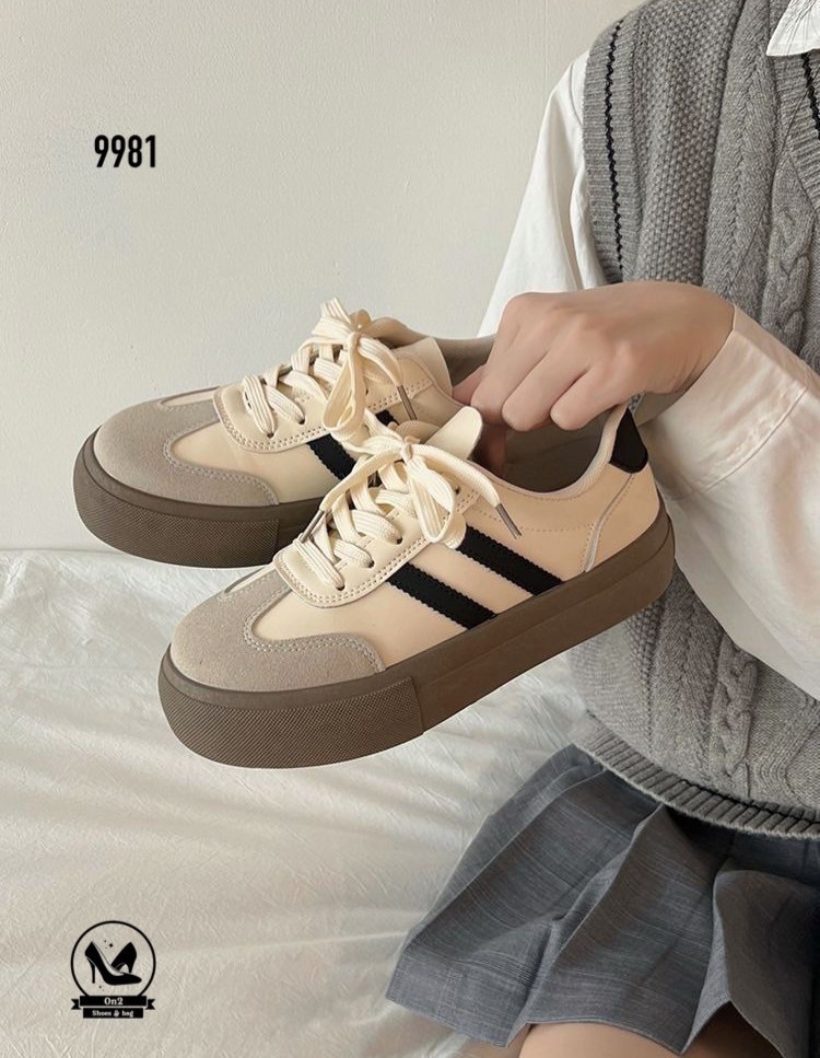 รองเท้าผ้าใบทรงสวย ดีไซน์ลายแถบสองข้าง ใส่แล้วลุคดูแพงแบบแกล้ง ๆ แต่ราคาเป็นมิตรสุด ๆ พื้นหนาแบบกำลังดี ช่วยเพิ่มความสูงแถมขาดูเรียวขึ้นทันตา ใส่ไปเรียน ทำงาน เที่ยว คาเฟ่ ได้หมดทุกมูด