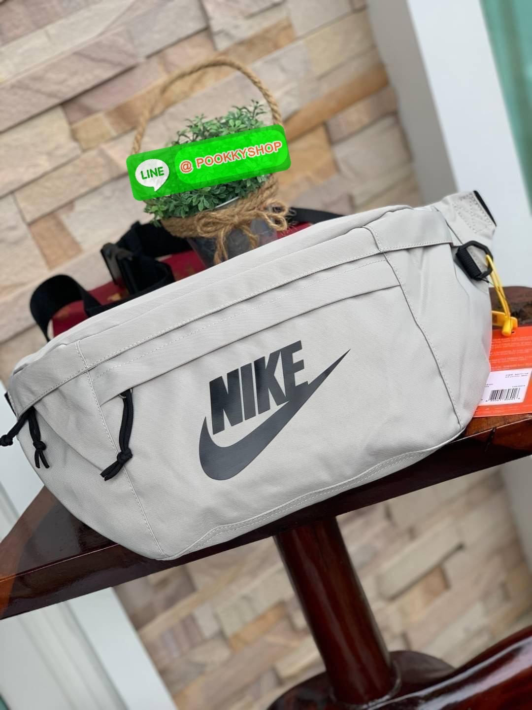 Nike Tech hip pack กระเป๋าคาดเอว Nike Tech รุ่นใหม่ชนช้อป!! ให้คุณหยิบใช้อุปกรณ์กีฬาและพกพาได้อย่างง่ายดาย พร้อมโดดเด่นด้วยกระเป๋าซิป 2 จุดสำหรับเก็บสิ่งของ และสายกระเป๋าแบบปรับได้เพื่อให้แนบกับลำตัว ใช้งานได้คล้องตัว ใส่ของได้จุสมใจเลยคร้า