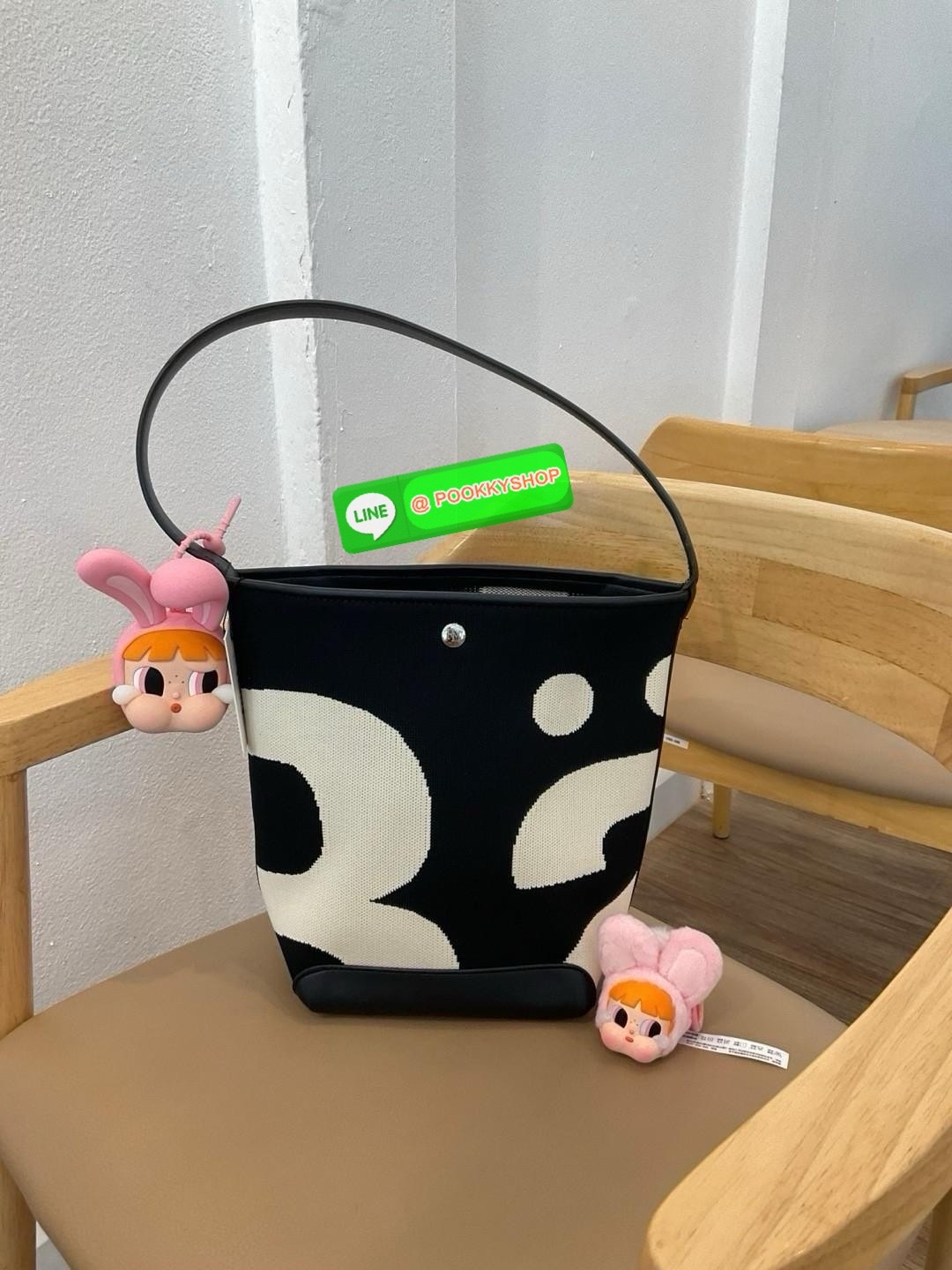 เข้าแล้วค่ะ! กับ Rally movement กระเป๋าทรงถังยอดฮิตที่สุดในปี 2024 ยอดจองคือถล่มโซเชียล จัดให้ในราคาน่ารัก ด้านในกว้างขวาง แข็งแรง สามารถใส่ไอแพด ใส่สมุดได้ #รุ่นนี้ทุกคนต้องมีจริงๆ ตัวกระเป๋างานเนี้ยบเป๊ะ มาพร้อมป้ายห้อยครบ สุดปัง พร้อมส่งวันนี้แล้ว2สี จ