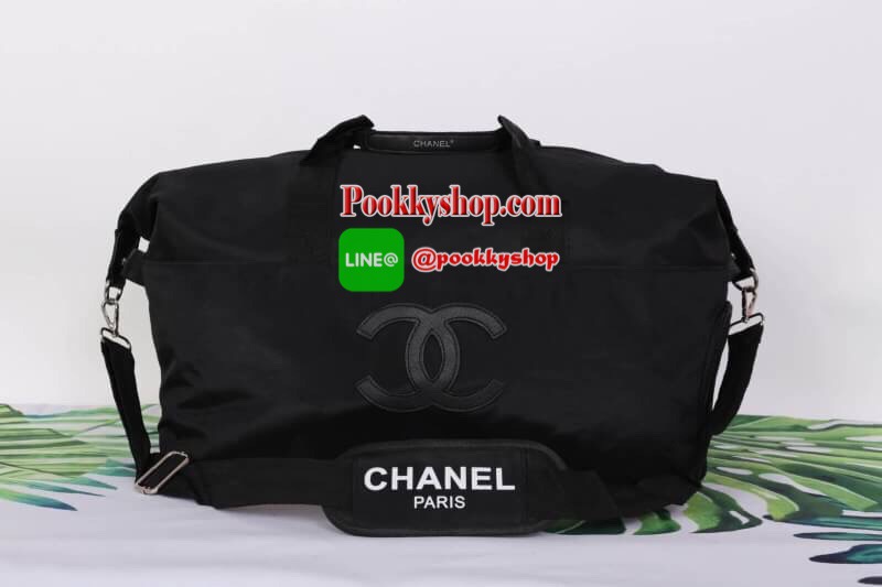 Chanel Authentic VIP Gift Bag Duffle Gym Travel -สินค้าเป็นของแท้ ใหม่ จากเค้าเตอร์เครื่องสำอาง/ น้ำหอมของแบรนด์- Chanel vip gift bag ของแท้ 100% ใช้เป็นกระเป๋าเดินทาง/ไปฟิตเนส ไปยิม หัวซิปปั้มโลโก้ ด้านในเป็นช่องกว้าง และช่องซิป ฐานกระเป๋ามีช่องแยกใต้กระ