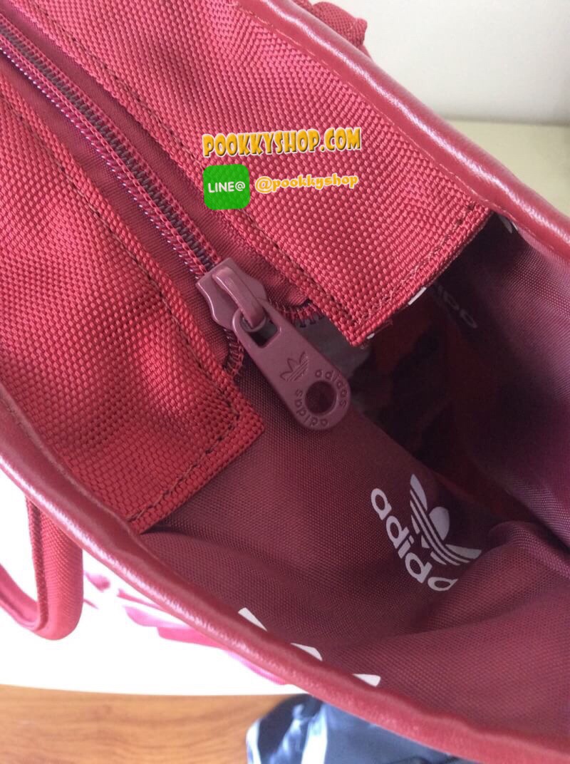 กระเป๋า Adidas Shopper Bag รุ่น Hot!! ฮิต ตลอดกาล พกพาความสปอร์ตไปกับคุณทุกที่ด้วยกระเป๋าหิ้ว และ สะพายไหล่ ใบใหญ่ จากอาดิดาส พกพาได้สะดวก จุของได้เยอะ ภายในมีช่องซิป และ ช่องใส่มือถือ 2 ช่อง กระเป๋าเปิดปิด ด้วยซิปรูด ที่จับรูด ปั้มแบรนด์ หูจับสูง สะพายได