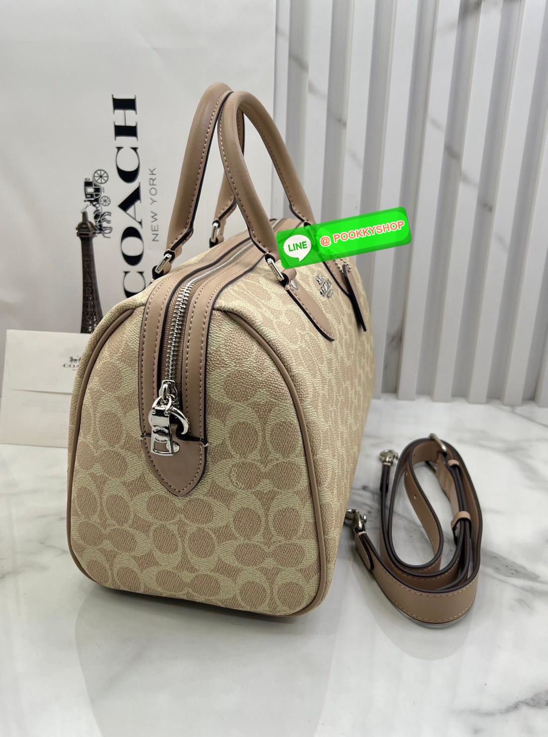 COACH ROWAN SATCHEL IN SIGNATURE CANVAS จุดเด่นของกระเป๋าทรงsatchel bag คือรูปทรงของกระเป๋าดูแข็งแรง มั่นคง ไม่เสียทรงง่าย มาพร้อมหูหิ้วที่ด้านบนของกระเป๋า ลายแคนวาสที่เป็นซิกเนเจอร์แบบเอกลักษณ์ ช่องใช้งานทุ้งภายในและภายนอก นอกจากนี้ กระเป๋าประเภทนี้ยังมี