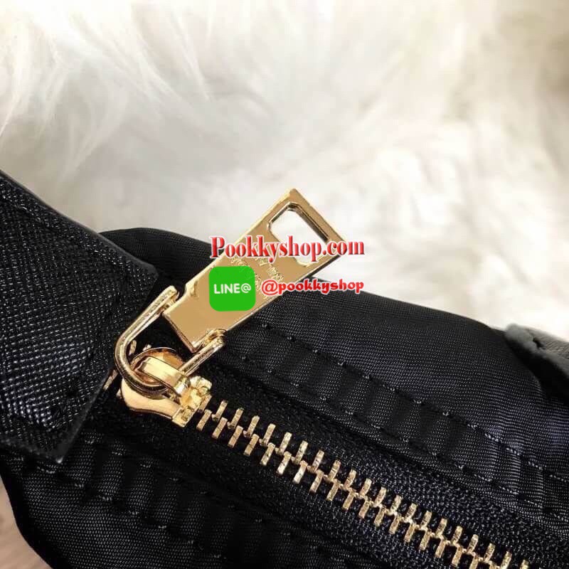 Don't Miss! PRADA NYLON BAG WITH ZIP VIP GIFT WITH PURCHASE กระเป๋าถือหรือสะพายสไตล์ Longchamp GWP พรีเมี่ยมกิ้ฟจากเคาน์เตอร์แบรนด์ Limited edition วัสดุ Nylon เนื้อหนาคุณภาพดีตามแบบฉบับแบรนด์ด้านหน้าประดับโลโก้หรู เปิดปิดด้วยฝาปิดและซิป ภายใน Polyes