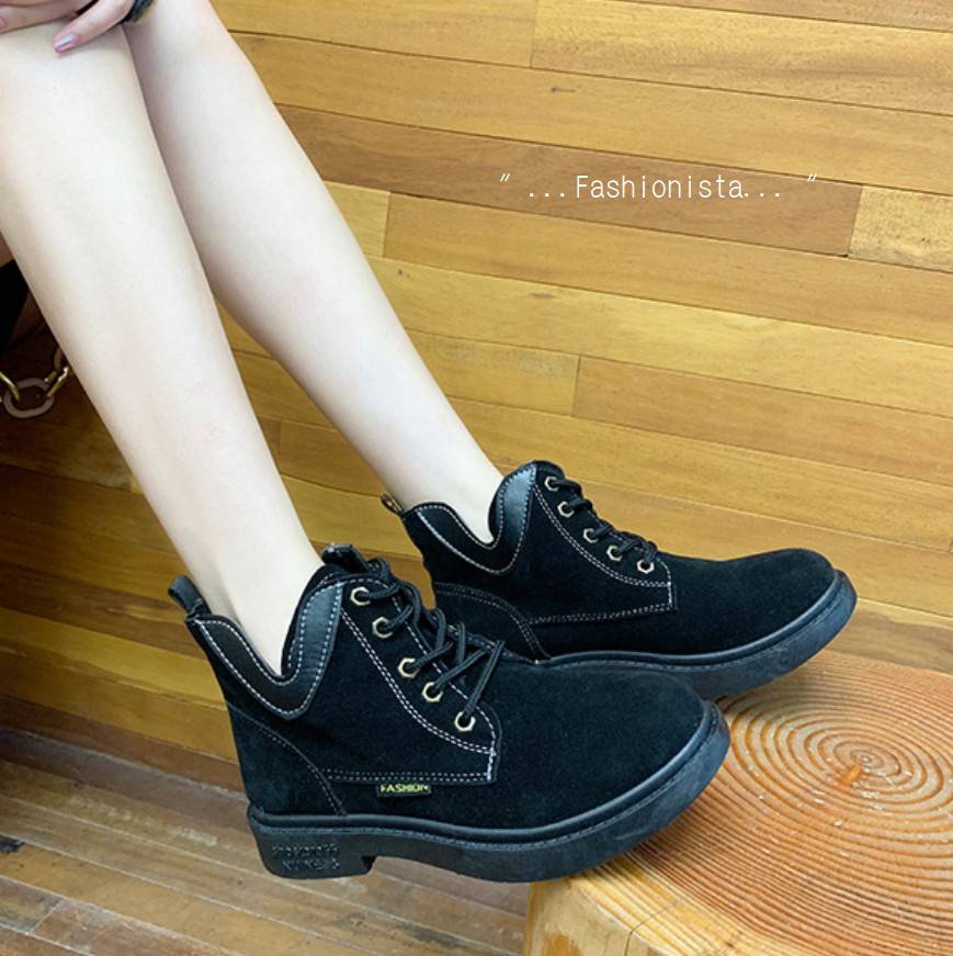 แบบมาใหม่ งานสวยเว่อร์ๆ !! รองเท้าบู้ททรงสั้นหุ้มข้อ พื้นหนา 3 c.m. วัสดุหนังสักกะหราดเนื้อหนาขึ้นทรง ดีไซน์ผ่าข้างเก๋ๆ ใส่นุ่มสบายเดินไม่เมื่อยจ้า งานจริงสวยมากกกไม่จกตา รูปถ่ายจากสินค้าขายจริง 100% สาวกบู้ทใครไม่สั่งคู่นี้พลาดมาก!!