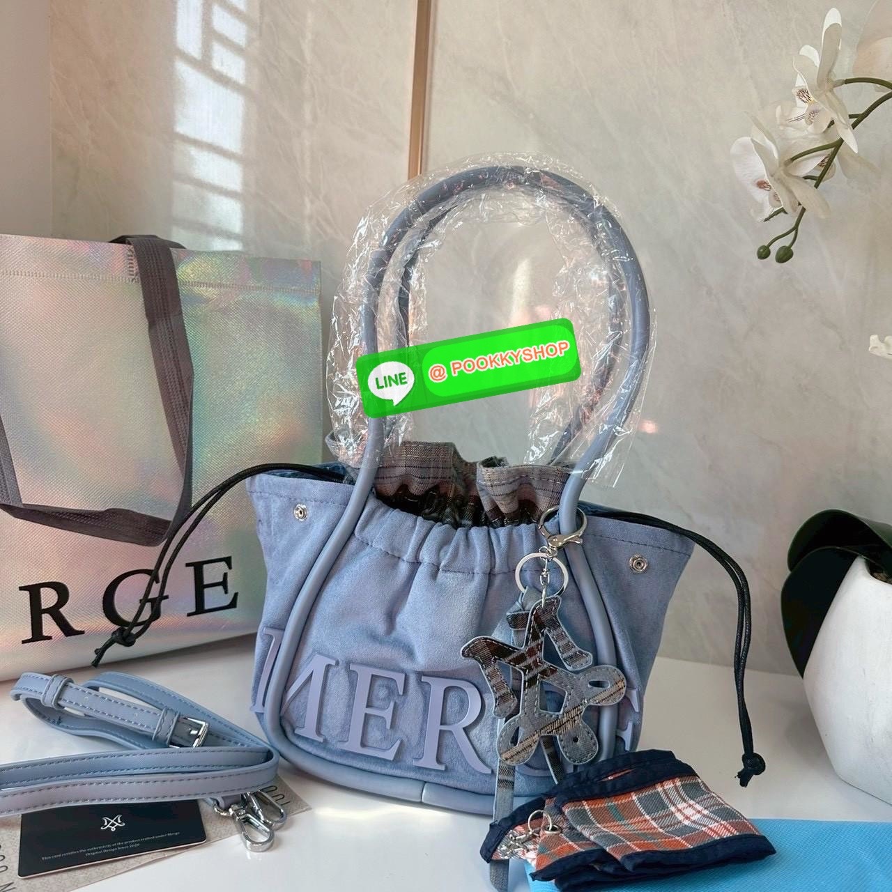 A Day Bag Mini’ in suede กระเป๋าหนังกลับเนื้อเนียน สายเกาหวานปนเท่ MERGE คอลเลกชันพิเศษ ดีไซน์เก๋พร้อมพวงกุญแจลายพิเศษ เข้าเซ็ตสุดคุ้ม!ใบเล็กสามารถ พกพาง่าย น้ำหนักเบา กระเป๋าหูรูดด้านใน ผลิตจากผ้าลายสก็อต ตัวกระเป๋ามี Snap ด้านข้าง ที่สามารถพับปีกกระเป๋า