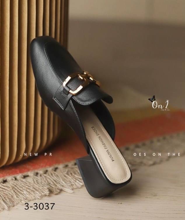 รองเท้าทรงคัชชูเปิดหลังหน้าประดับอะไหล่สไตล์แบรนด์ เสริมส้นสูง4ซม ใส่เดินง่าย งานทรงสวยใส่สบายค่ะใช้วัสดุเกรดดีสีดำอะไหล่ทองสวยหรูเข้ากับชุดง่าย