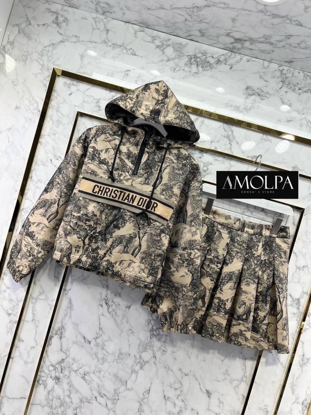 SET HOOD DIOR Classic Original 2023SS ตัวเสื้อเป็นเสื้อคลุมมีฮู๊ดดด มาพร้อมกระโปรงจีบรอบทรงสวย สวยเด่น ผ้าใส่สบายมากกกก เนื้อผ้าดีมากๆค่ะค๊าลูกค้า ใส่แล้วไม่ร้อนระบายความร้อนได้เป็นอย่างดีเลย ผ้าเย็นๆ ใส่สบายสุดๆ แมทซ์กับอะไรก็สวย เข้ากันได้ดี ป้าย Tag DI