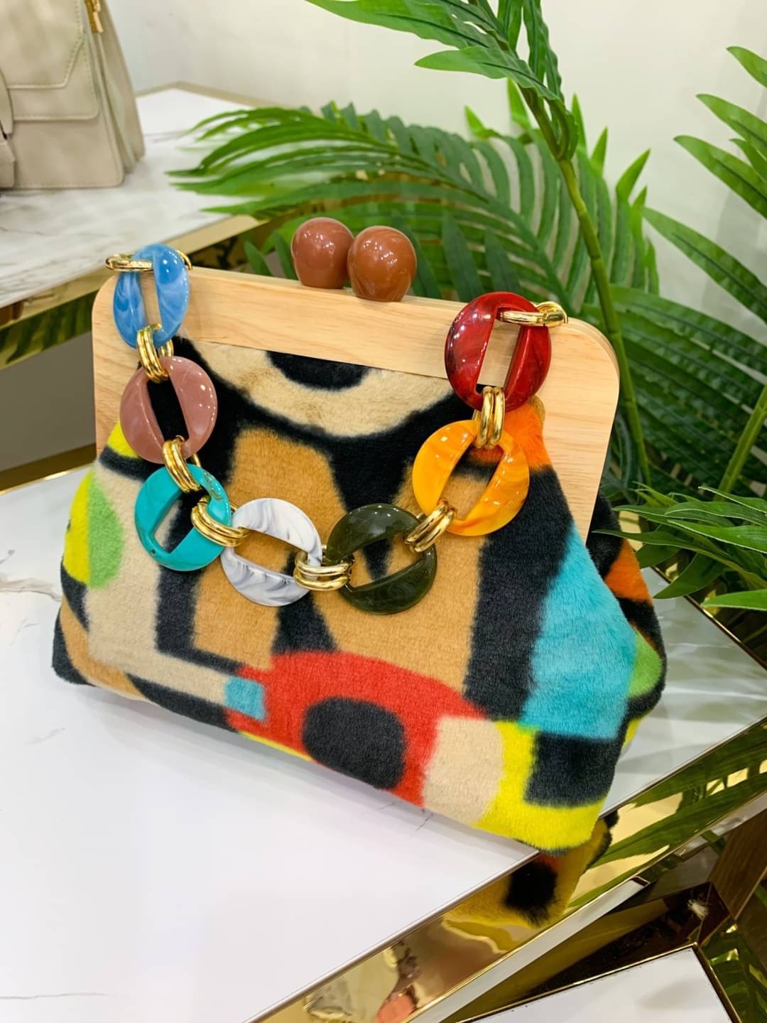 𝙉𝙀𝙒 𝙉𝙀𝙒 ‼️ กระเป๋าขนทอลาย ตามแบบฉบับแบรนด์ดัง งานขนนิ่มๆ มาพร้อมสายโซ่สุดน่ารัก สีสัดสดใส ด้านในจุของได้เยอะเลยคะ มีสายโซ่สะพายข้างได้คะ รุ่นนี้ จัดมาให้ 2 ลายนะคะ