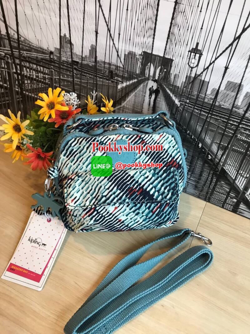 Kipling Messenger Nylon Bag กระเป๋าสะพายทรงเหลี่ยมขนาดมินิ สามารถถือ/สะพายสายคู่ สะพายสายเดี่ยวและสะพายเป้ มีหลายช่องใช้งาน ด้านหน้าเป็นช่องเล็กใส่ของจุกจิก ซิปคู่ด้านหน้าภายในมีช่องเล็กแยกเป็นสัดส่วน ซิปเดี่ยวด้านหลังกว้างเพิ่มช่องใส่ของได้อีก1ช่อง ขนาดก