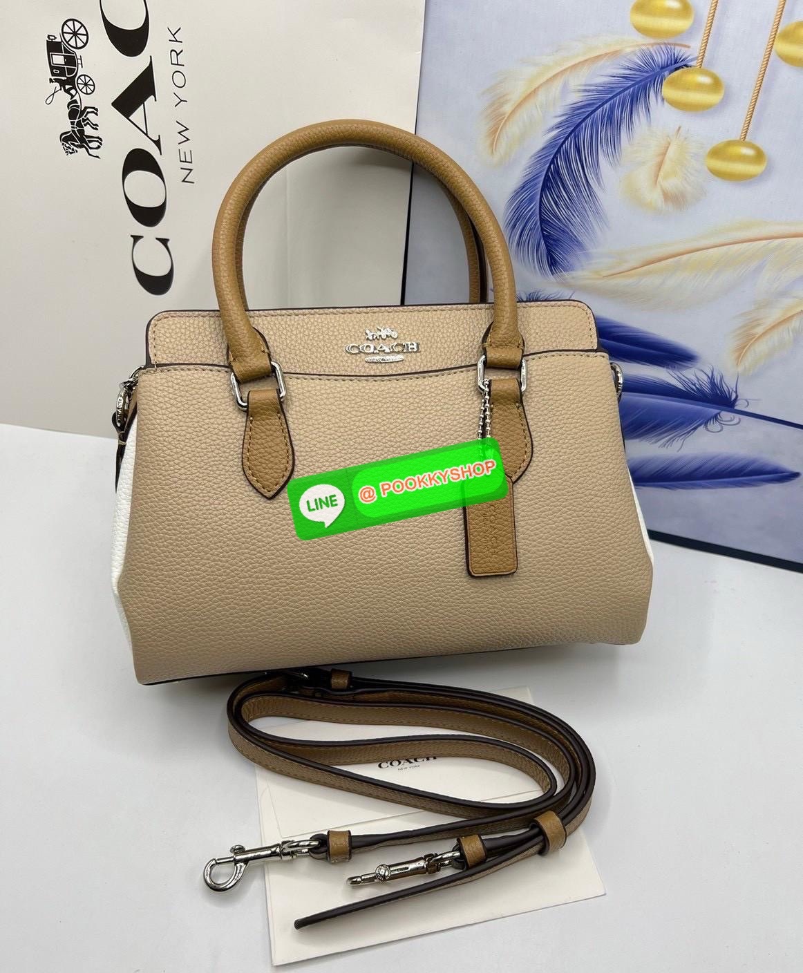 Coach CH289 Mini Darcie Carryall Leather Sandy Beige Multi ลมหายใจใหม่ของความหวานแบบเรียบง่ายในกระเป๋าใบนี้ ถือก็หวาน สะพายก็สุภาพ มิกซ์ง่ายกับทุกชุด ใบนี้ไม่ต้องพยายาม ก็กลายเป็นคนที่มีเสน่ห์ในแบบของตัวเองได้เลยค่ะ