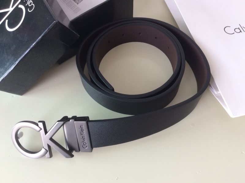 Calvin Klein Real leather เข็มขัดผู้ชาย Calvin Klein Real leather หนังแท้ หัวเข็มขัดตัวอักษรแบรนด์ CK ดูเก๋มีสไตล์ New item! ชุดของขวัญสำหรับคุณผู้ชาย เข็มขัด ที่ใครหลายคนรอคอย ดีไซน์เรียบหรู ตามแบบฉบับของCKเลยคะ จะ ซื้อเป็นของขวัญ ของฝาก ปีใหม่ ดีเลิศค่า