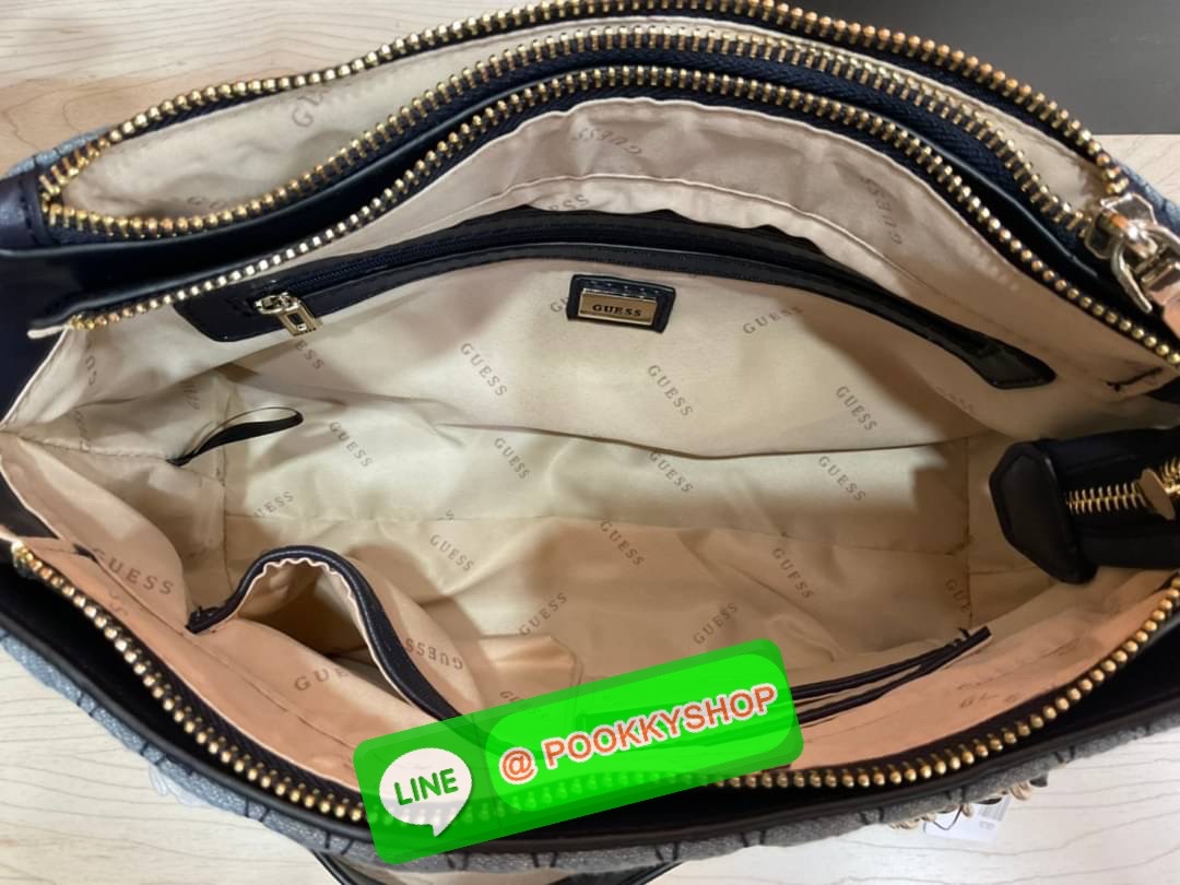 Guess Brinkley Society Satchel Bag กระเป๋าถือหรือสะพาย ขนาดกำลังดี วัสดุ Denim และ Pu หนังนิ่ม ผ้านุ่มมาก สวยอยู่ทรง มาพร้อมพวงกุญแจน่ารักๆ ถอดออกได้ ด้านหน้าประดับโลโก้แบรนด์ เปิดปิดด้วยซิป มี 2 ช่องหลักใช้งาน ภายในช่องซิปหน้าแยกเป็นสัดส่วนการใช้งาน ซิปช