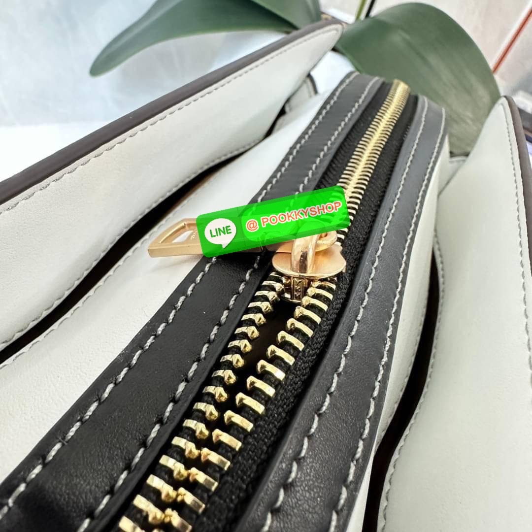 COACH MINI DARCIE CARRYALL IN BLOCKED SIGNATURE CANVAS (CH287) 👜คอลเลคชั่นใหม่สุดปัง ลุคคุณนายจะถือหรือสะพายข้างก็เริ่ดคะ รูปทรงถังไซส์เล็กวัสดุแคนวาสตัดหนังแท้ สายสะพายข้างถอดออกได้ มีหูหิ้วในตัว ภายในเป็นช่องโล่ง กว้างมีช่องแบ่งสัดส่วนใส่ของได้ค